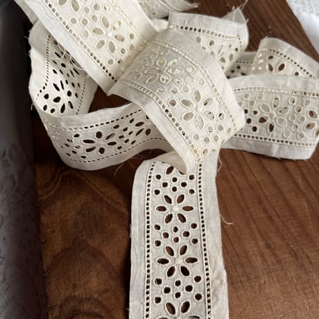 さらりとリネン　柳葉に咲く薔薇 　白糸手刺繍　カットワーク　テーブルクロス さらりとリネン 柳葉に咲く薔薇 白糸手刺繍 カットワーク