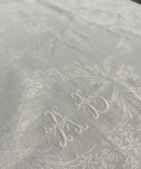 ダマスク織　イニシャル刺繍のクロス
