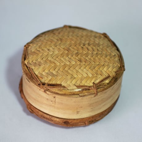 D573　シヌウパン　直径7.5 x 高さ5 cm