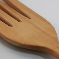 C320 木のフォーク・牛の彫刻つき　幅6.6 x 長さ36.8 cm