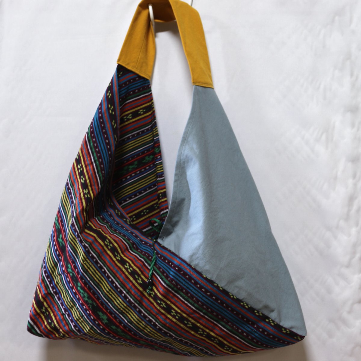 B1032 三角トートバッグ 50 x 24 x8cm | nayon