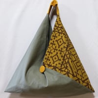 B1031 三角トートバッグ  50 x 30 cm