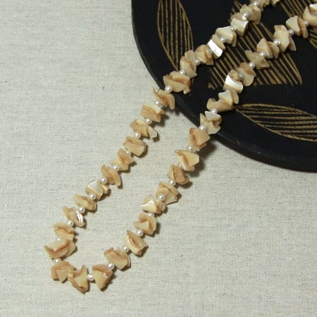 E122 貝のネックレス　　　　長さ 61.5cm