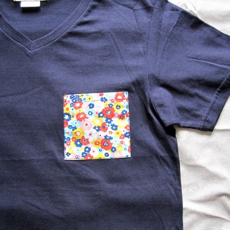 Flower Pocket V Neck TEE
