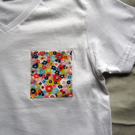 Flower Pocket V Neck TEE