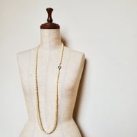 シンプルなラインストーン金具のパールロングネックレス　N165