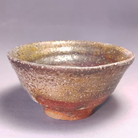 備前　金重有邦　粉引茶碗　朱に金　銀にも　ポツッと碧！ 小ぶりで　とても可愛い 備前 金重有邦 粉引茶碗 朱に金 銀にも ポツッと