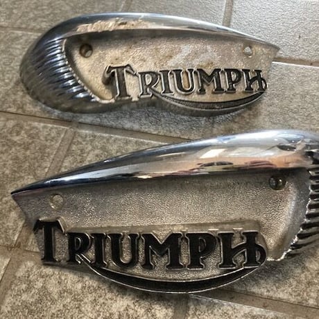 TRIUMPH 旧エンブレムとグリップセット TRIUMPH 旧エンブレムとグリップセット - メルカリ