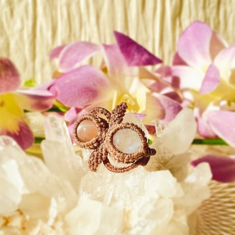 艶々ボリュームリング「インカローズ」と「ムーンストーン」のマクラメ編みリング マクラメリング | STORES 艶々ボリュームリング「インカローズ」と