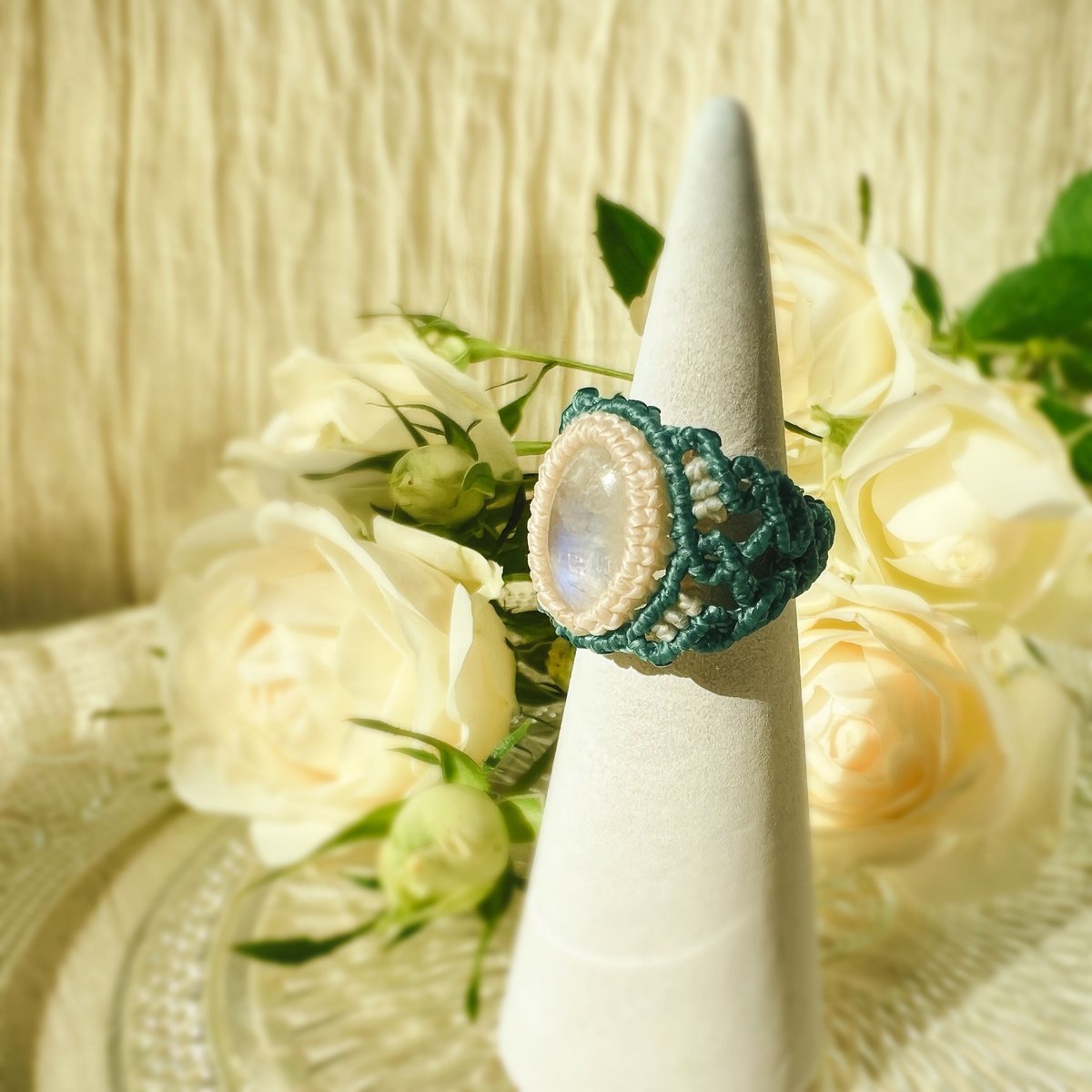 送料無料】レインボームーンストーンのマクラメリング〜天真