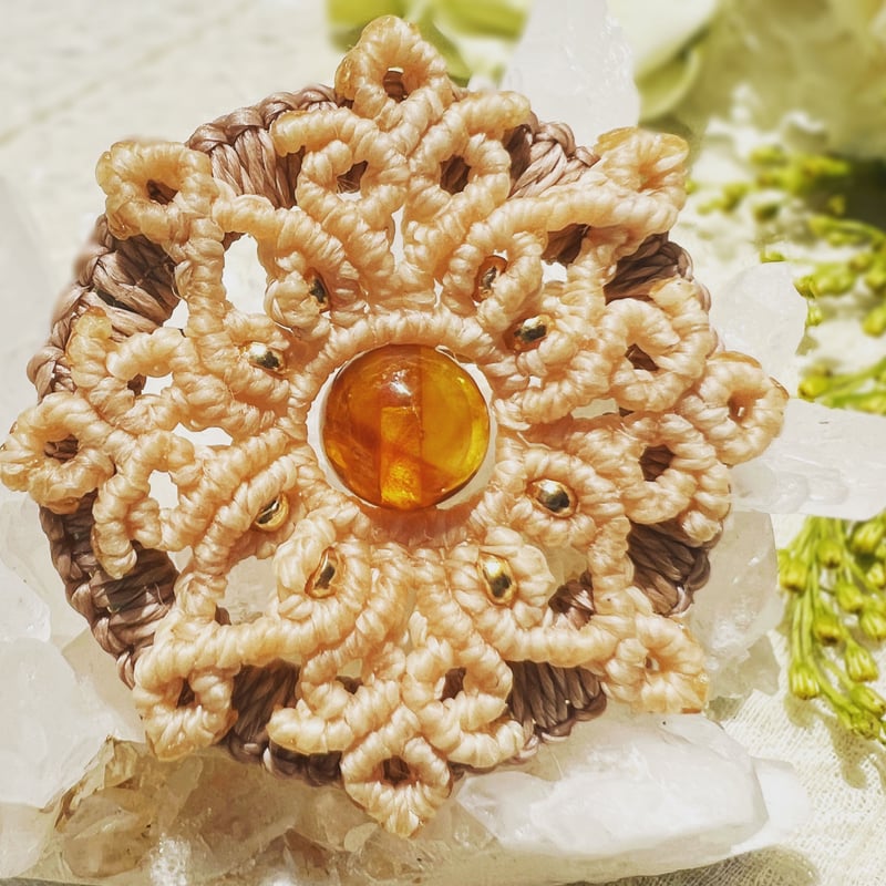 送料無料】マクラメブローチMANDARA 〜アンバー(琥珀)〜 | Natupla