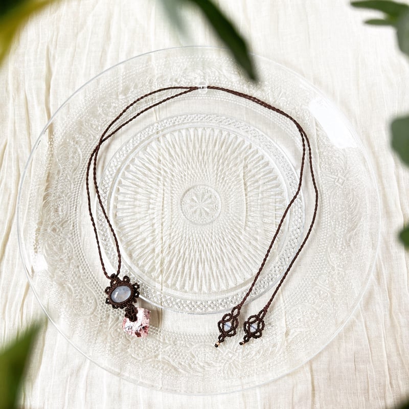 月の光を纏うオパール×マクラメネックレス