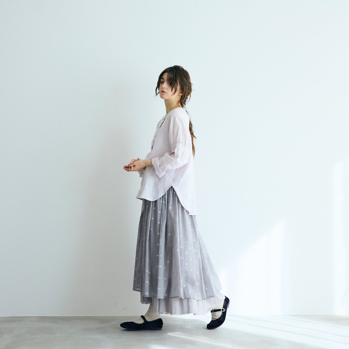MAGALI / マガリ | シャンブレー リネン リボンタイ プルオーバー ブラウス | F | スモークピンク | レディース 完売しました＞シャンブレーリネン・ぺザントプルオーバー／ピンク