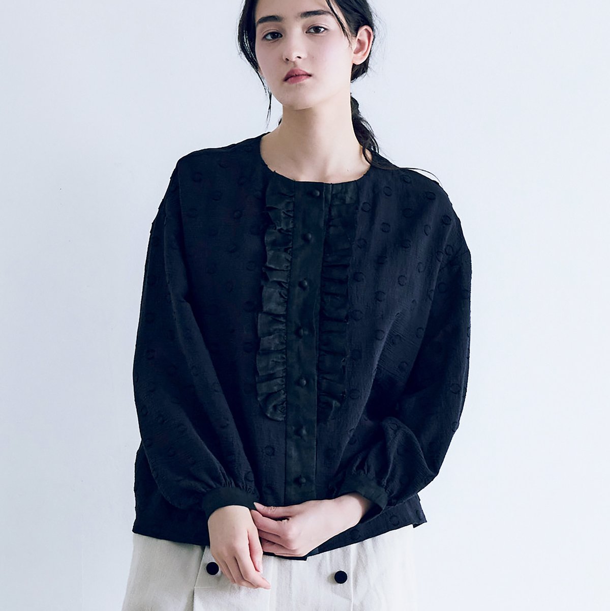 コットンスノードット・フリルブラウス／ブラック | MAGALI