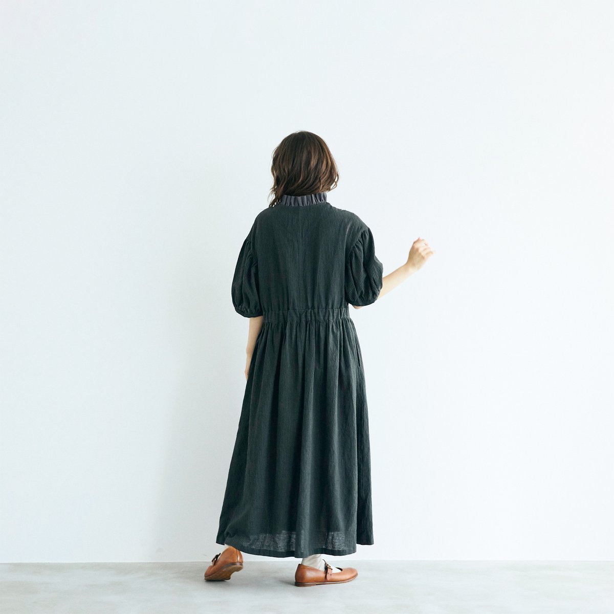 リネンコットンストライプ・アンティークワンピース／チャコール | MAGALI