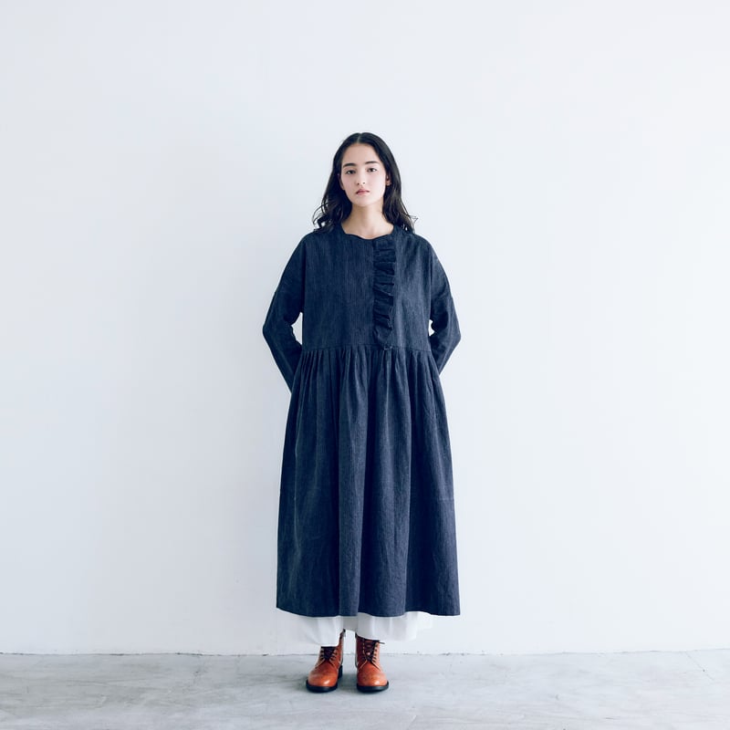 インディゴコットンリネン・フリルワンピース／ネイビーストライプ