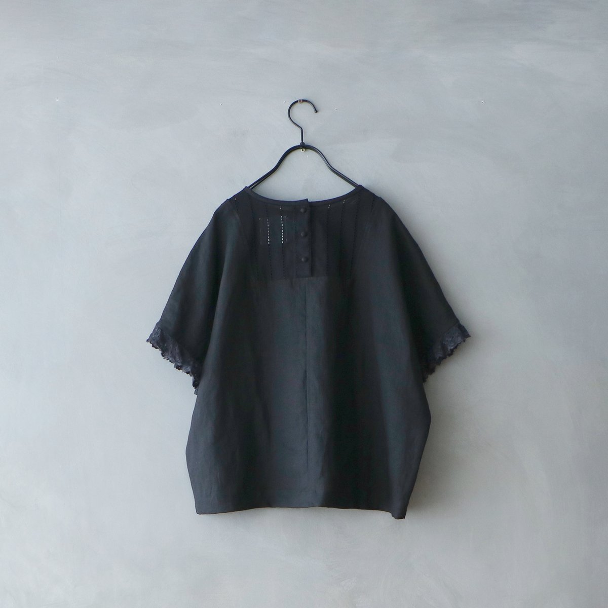 完売しました＞コルトレイクリネン・ヨークブラウス／ブラック | MAGALI