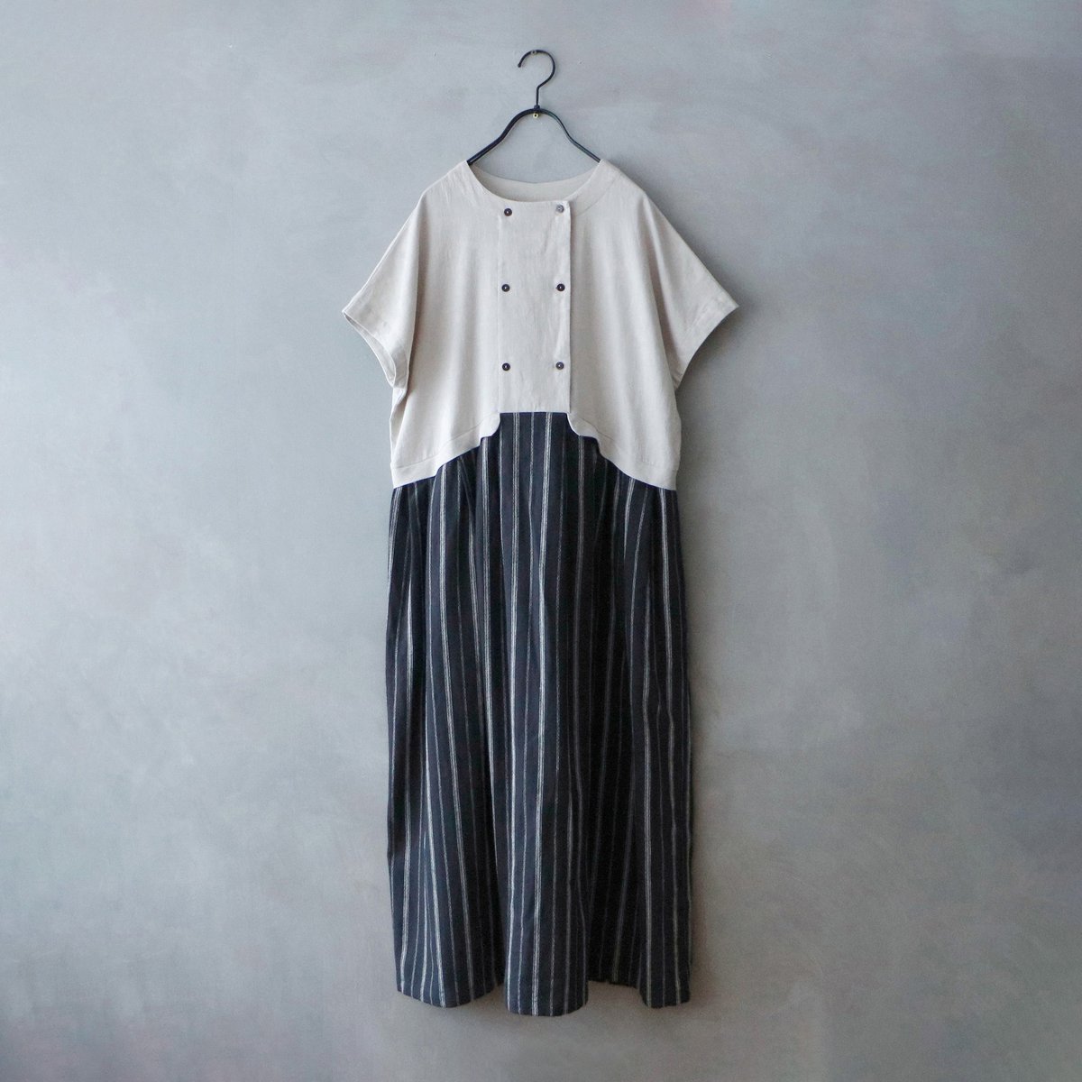 MAGALI ストライプコットンサイドボタンブラウス　チャコール　新品 MAGALI ストライプコットンサイドボタンブラウス チャコール