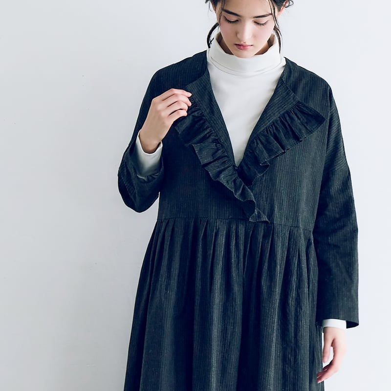 墨染めコットンリネン・フリルワンピース／スミクロストライプ | MAGALI