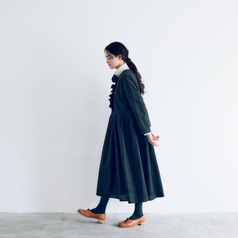 墨染めコットンリネン・フリルワンピース／スミクロストライプ | MAGALI