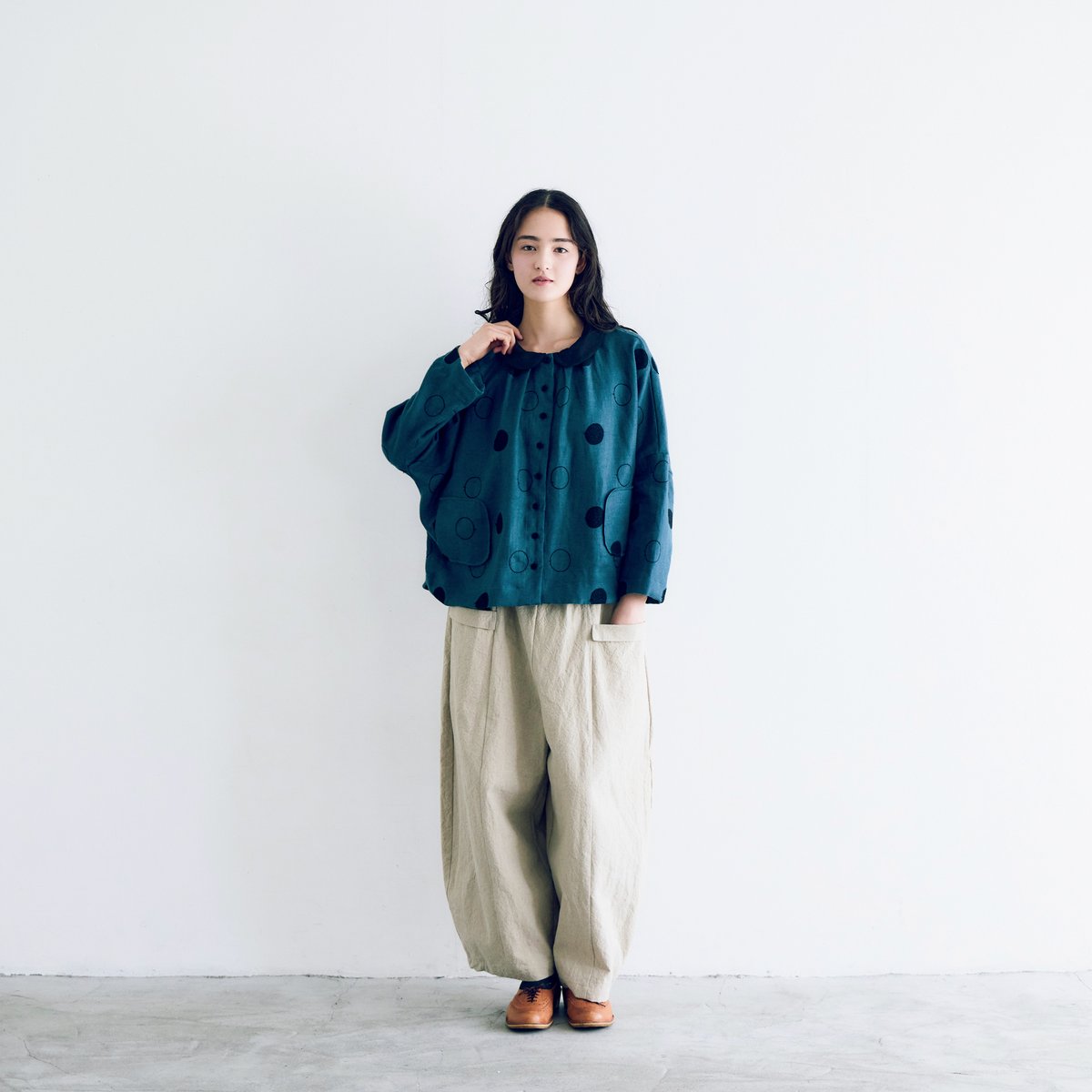 RONDリネン・ラウンドカラーブラウス／ダスティブルー | MAGALI