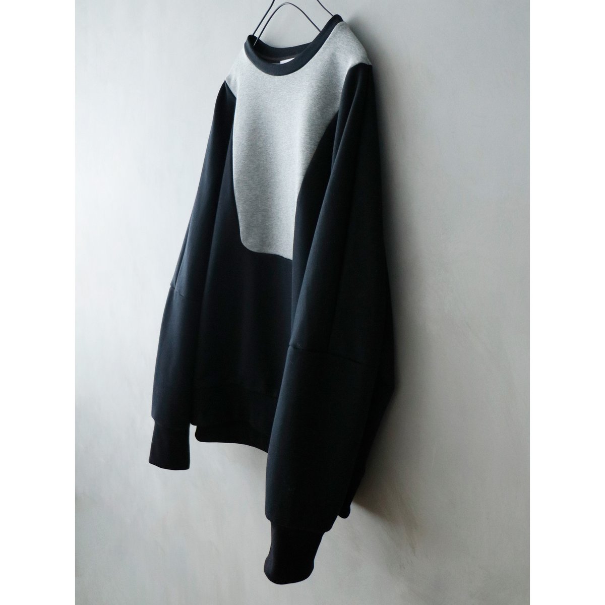 MAGALI コットンスウェット　スイッチングプルオーバー　ブラック　新品 コットンスウェット・スイッチングプルオーバー／ブラック | MAGALI