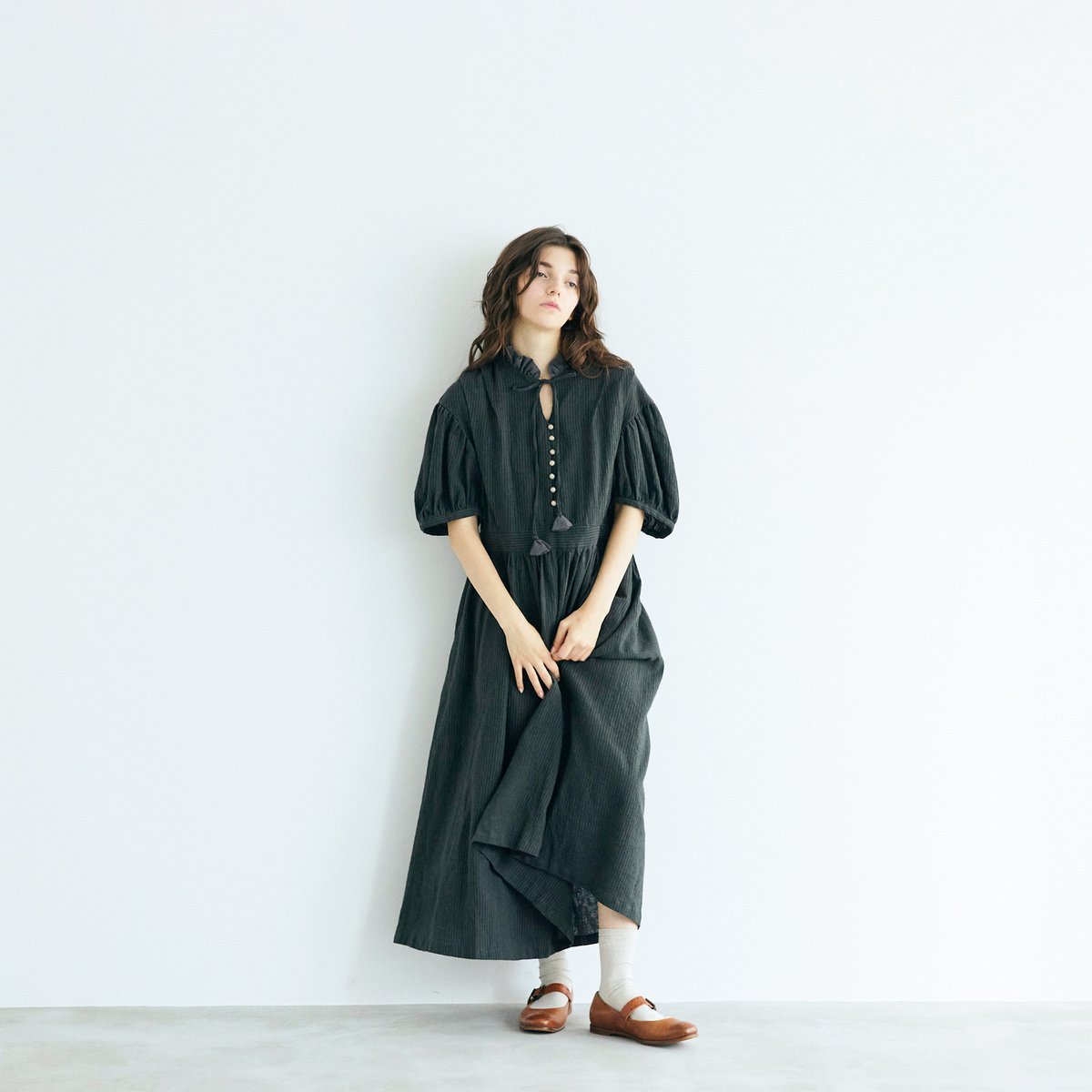 リネンコットンストライプ・アンティークワンピース／チャコール | MAGALI