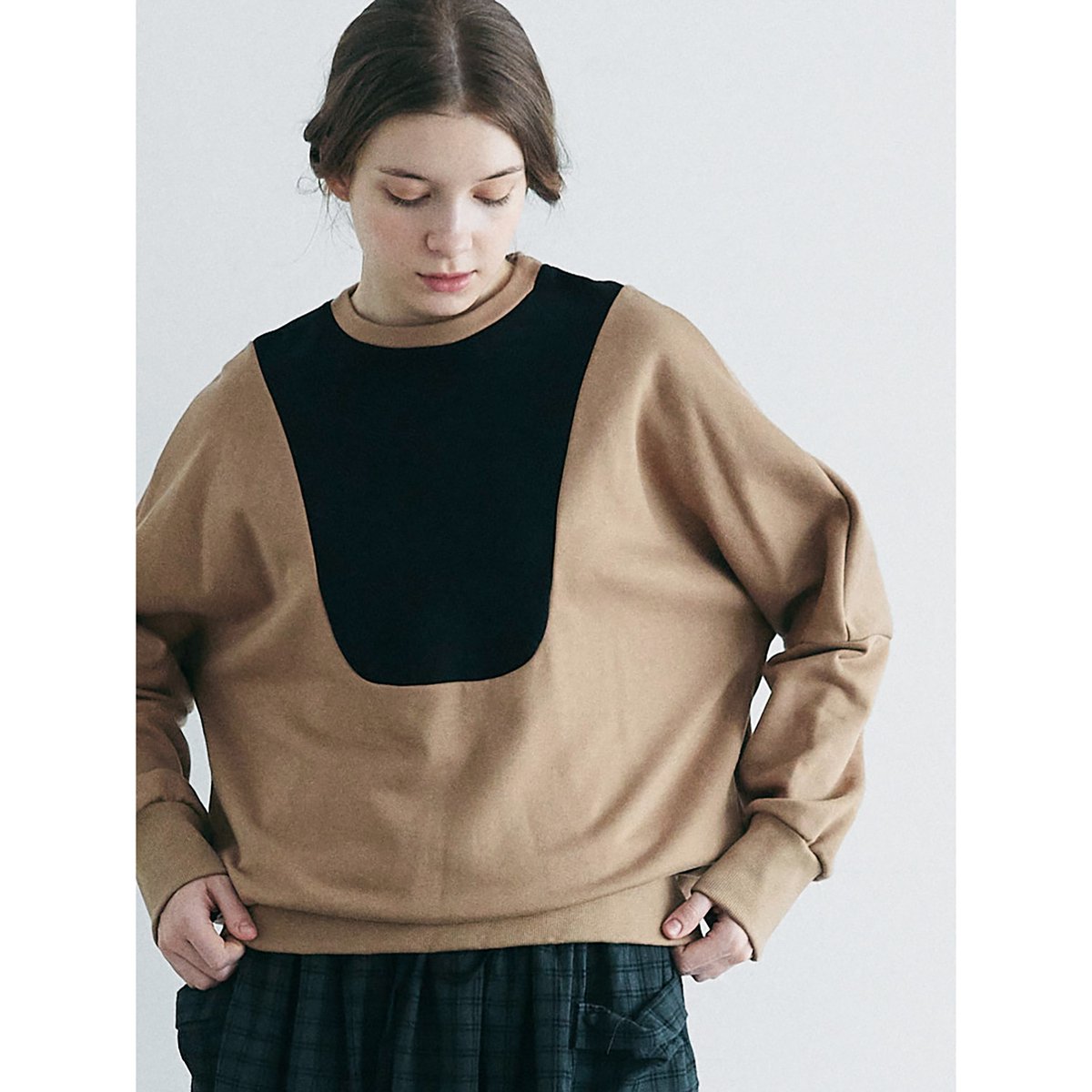 コットンスウェット・スイッチングプルオーバー／カフェオレ
