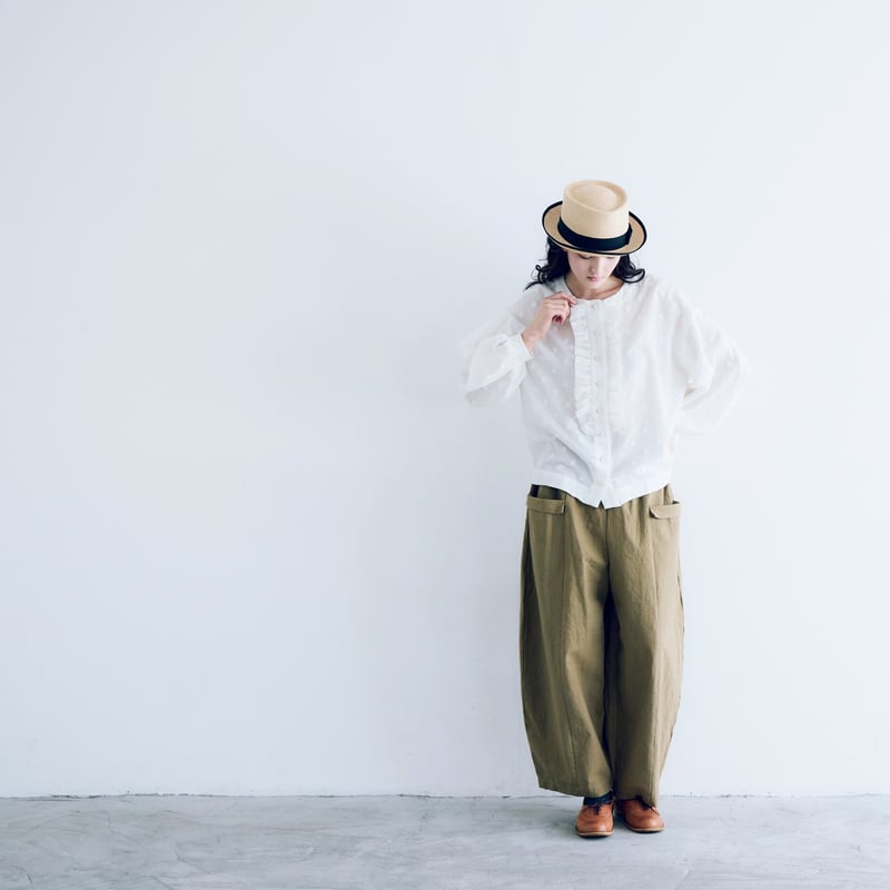 【新品未使用・タグ付き】MAGALI フリル襟ブラウス（ホワイト） コットンスノードット・フリルブラウス／ホワイト | MAGALI