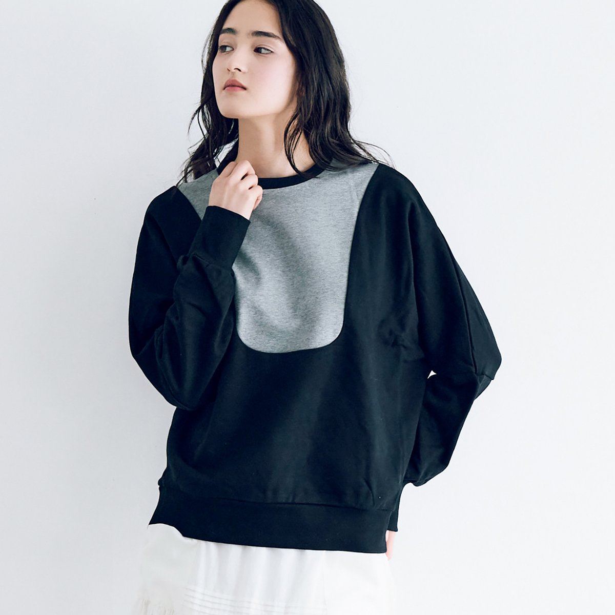 MAGALI コットンスウェット　スイッチングプルオーバー　ブラック　新品 コットンスウェット・スイッチングプルオーバー／ブラック | MAGALI