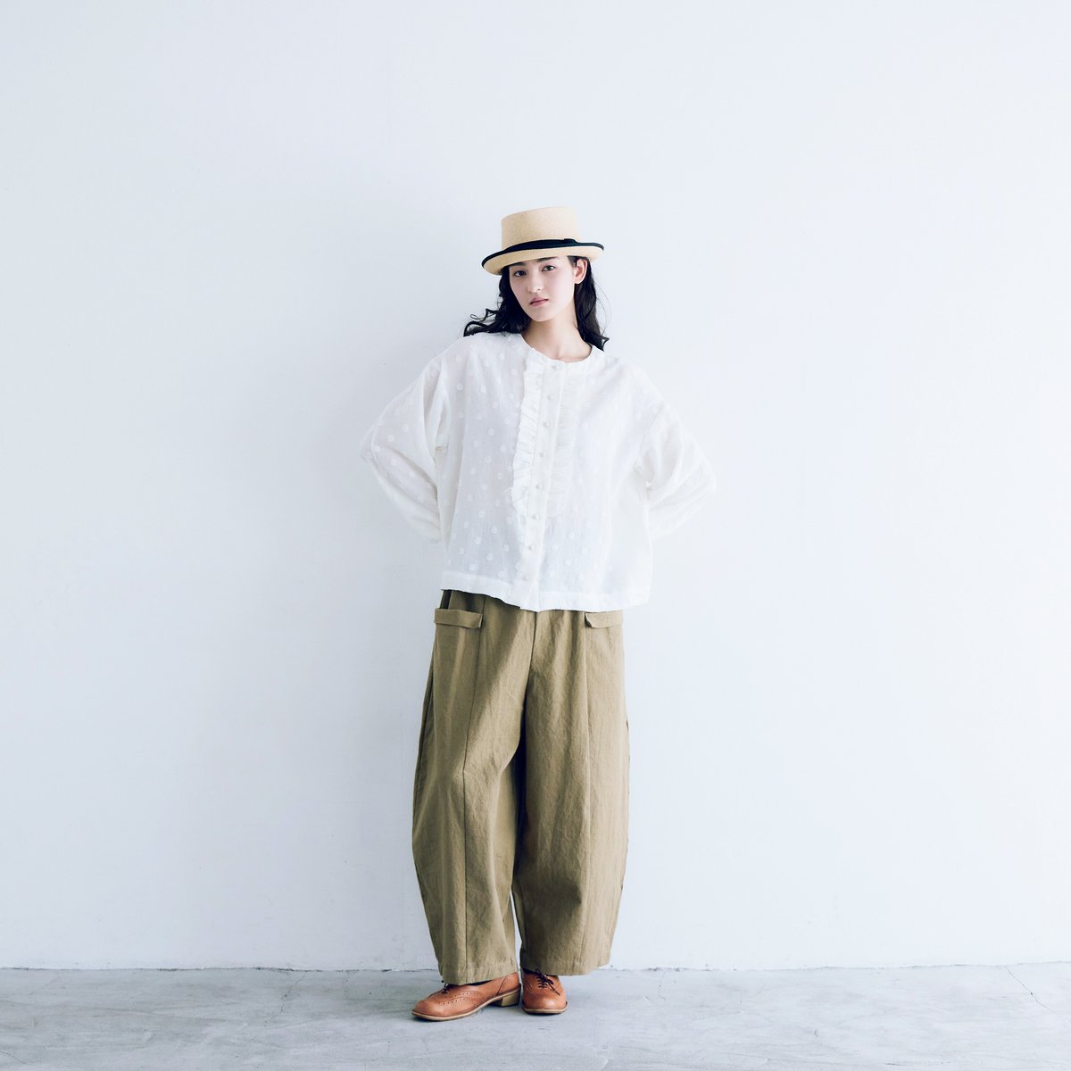 【新品未使用・タグ付き】MAGALI フリル襟ブラウス（ホワイト） コットンスノードット・フリルブラウス／ホワイト | MAGALI