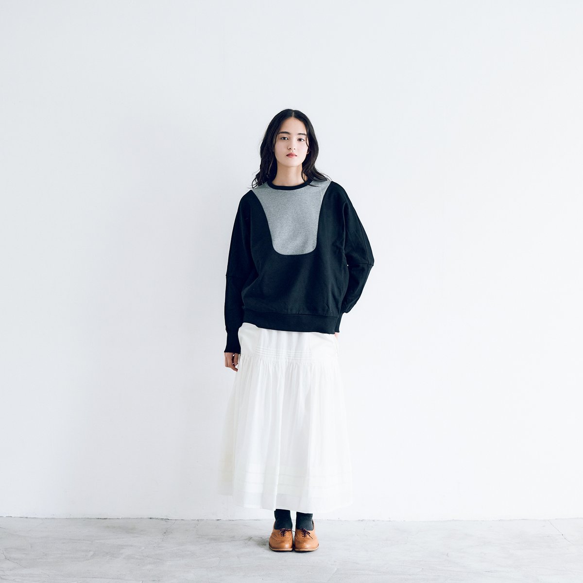 MAGALI コットンスウェット　スイッチングプルオーバー　ブラック　新品 コットンスウェット・スイッチングプルオーバー／ブラック | MAGALI