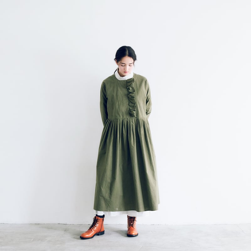オーガニックコットン フリルワンピース ピグメントダイコットン・フリルワンピース／カーキ | MAGALI