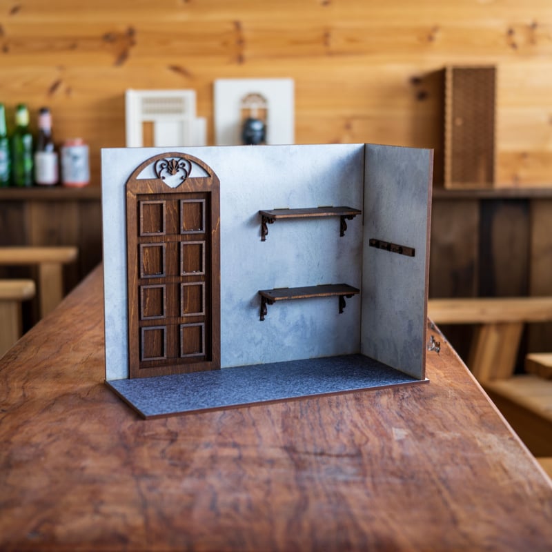 1/10スケールドールハウスコンクリート風壁紙シェルフとドア右壁