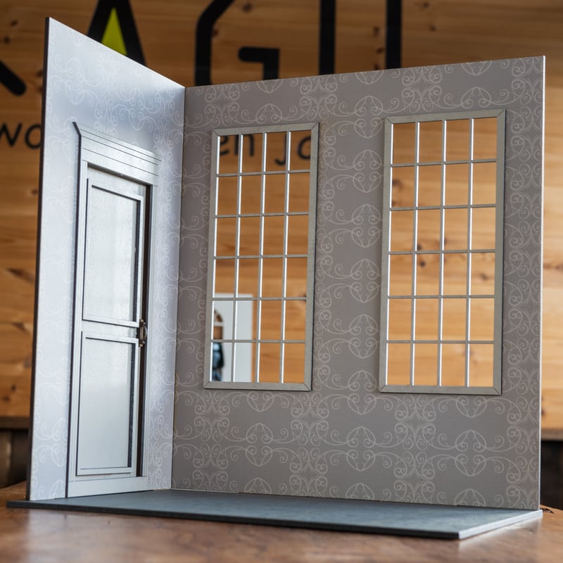 1/6スケールドールハウス洋館グレー壁紙 建具とドアベージュカラー塗装