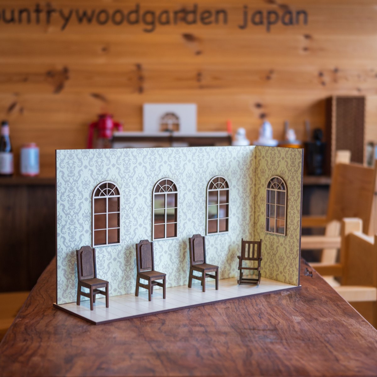 ドールハウス カントリーウッドガーデン 廊下 ドア9枚 背景 1/10 ドールハウス カントリーウッドガーデン 廊下 ドア9枚 背景 1/10
