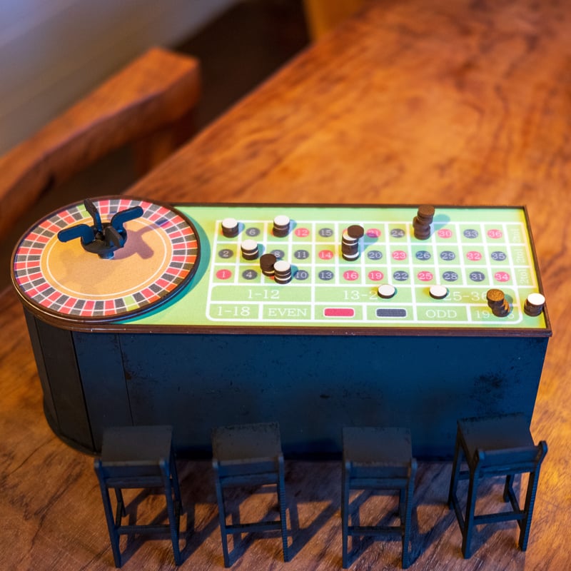 1/10スケールミニチュア家具 カジノルーレット台 チェアーセット