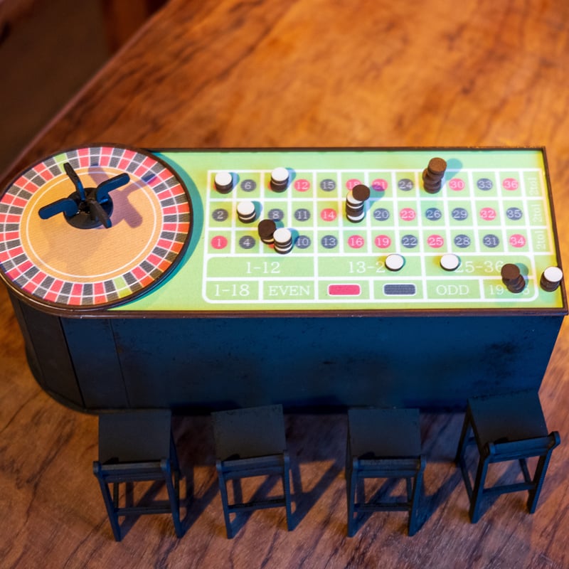 1/10スケールミニチュア家具 カジノルーレット台 チェアーセット