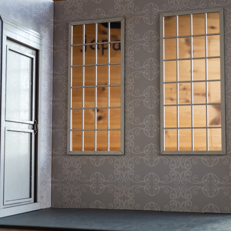 1/6スケールドールハウス洋館グレー壁紙 建具とドアベージュカラー塗装