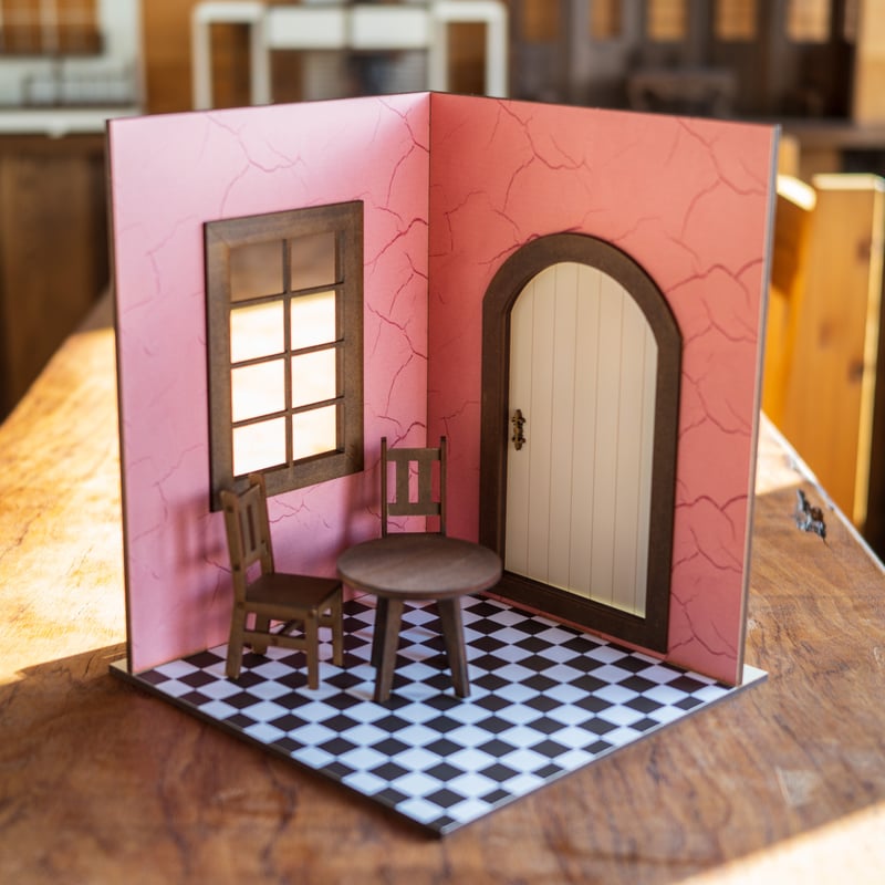 ドールハウス完成品オーダー。新作02 1/10スケールドールハウスレッド系塗り壁風壁紙 チェック床