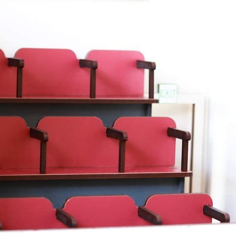 受注生産セール！1/10スケールドールハウス 映画館・劇場 撮影ドール