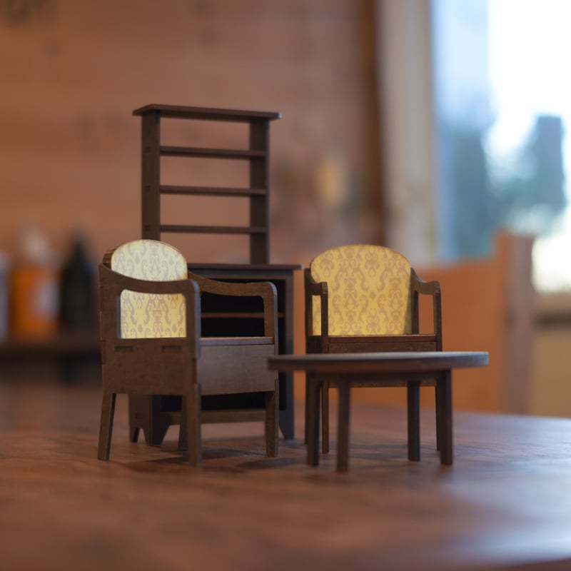 1/10スケールミニチュア家具 1人掛けソファーとサイドテーブルとハッチ