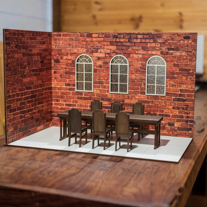 大きな窓のある煉瓦柄背景ボードドールハウスハンドメイド 大きな窓のある煉瓦柄の背景ボード ドールハウス ハンドメイド