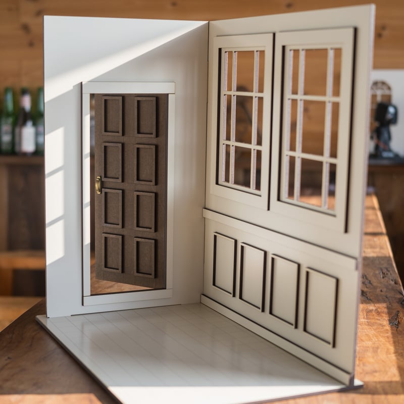 1/6ドールハウス 歳末セール！1/6スケールドールハウス白い窓の部屋 ドアブラウン 窓