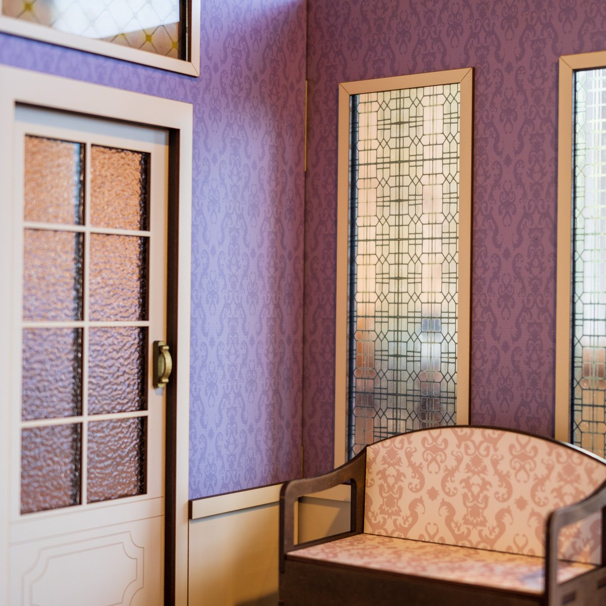 ドールハウス1/6サイズステンドグラス風玄関のある部屋