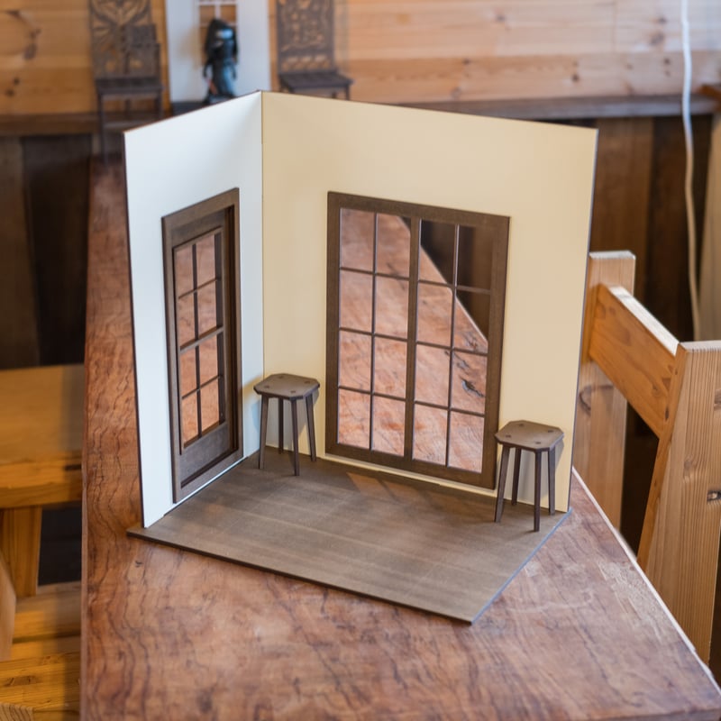 1/6スケールドールハウス洋館ホワイト壁建具ブラウン大きな窓