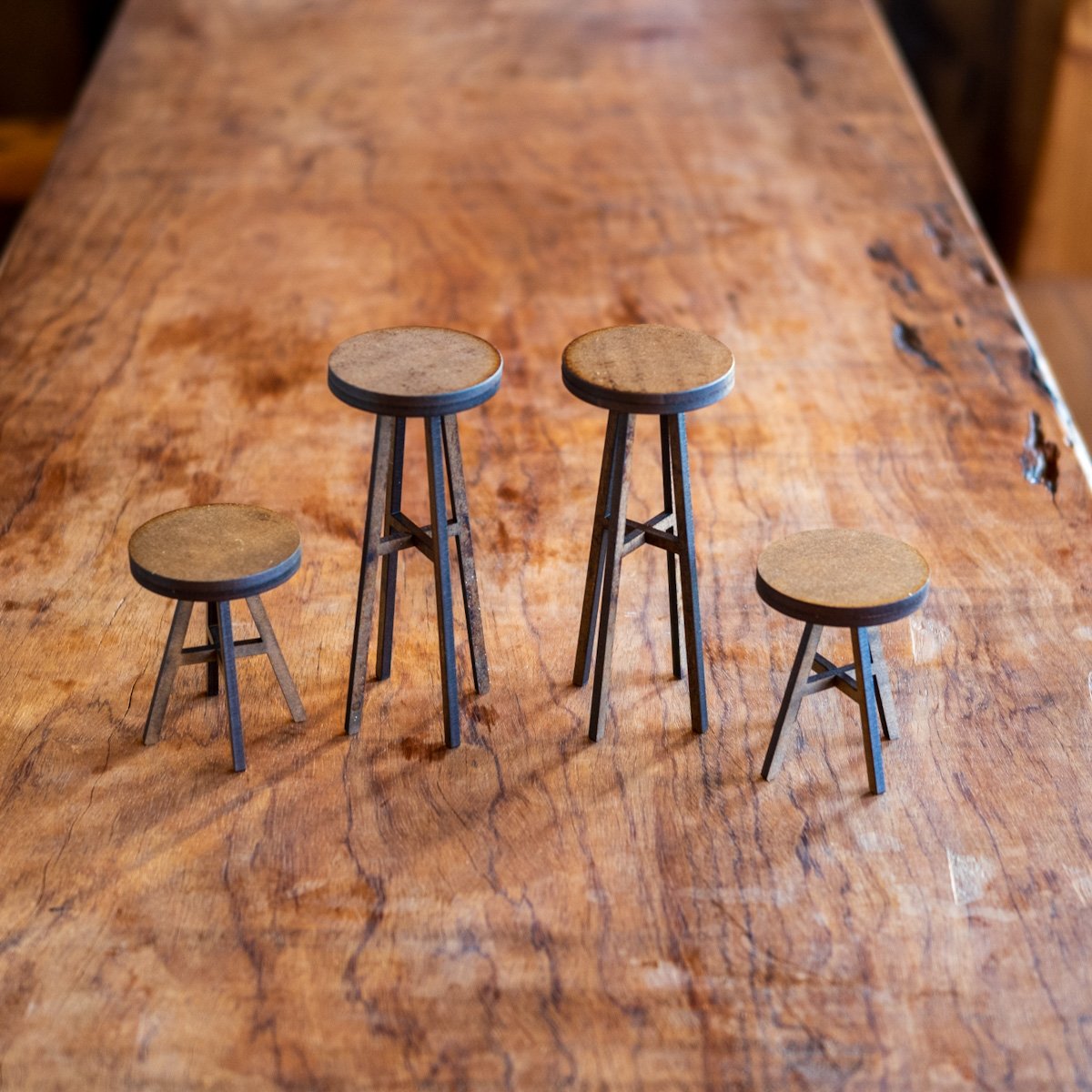 1/6スケールミニチュア家具ハイスツールとスツール4脚セット