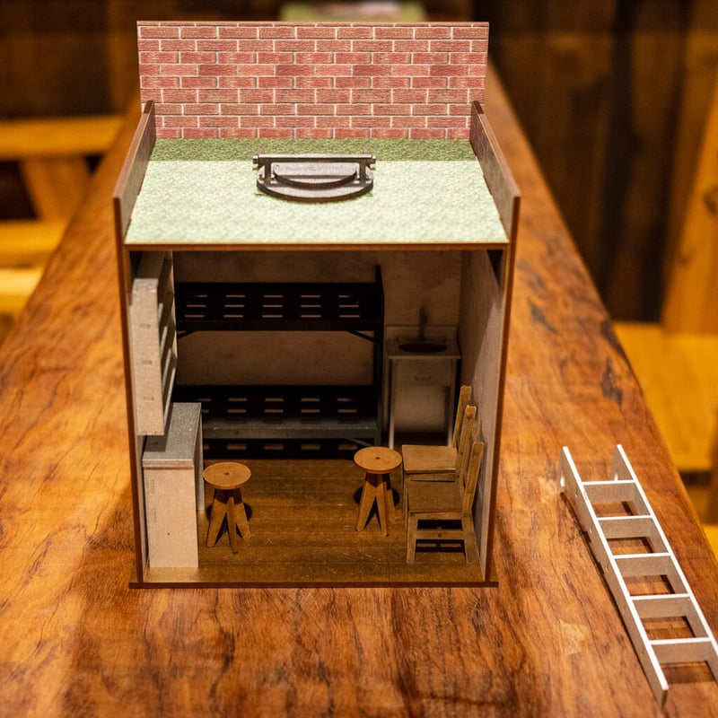 1/10スケールドールハウス地下シェルター家具充実セット | kkcompany