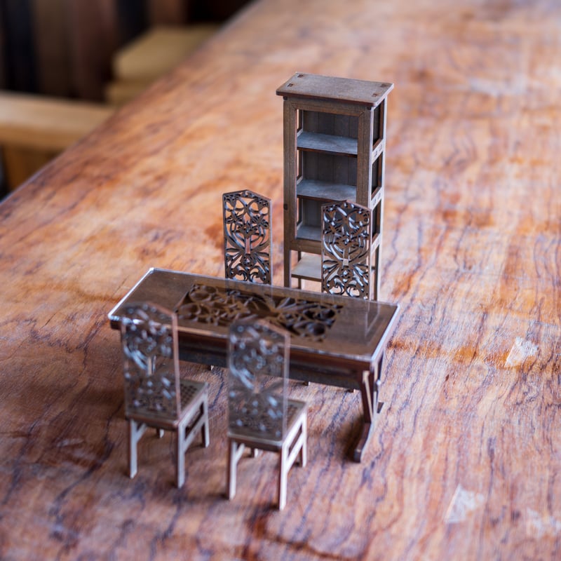 1/10スケールミニチュア家具 テーブルとチェアーとチェストセット