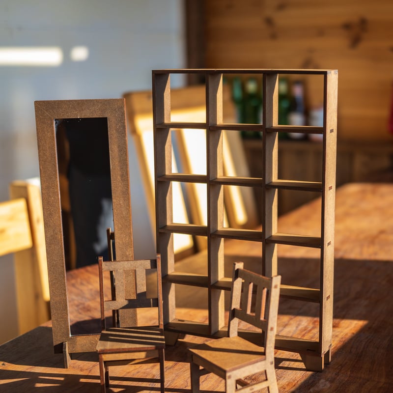 1/6スケールミニチュア家具マス目棚ロングと鏡と椅子2脚セット